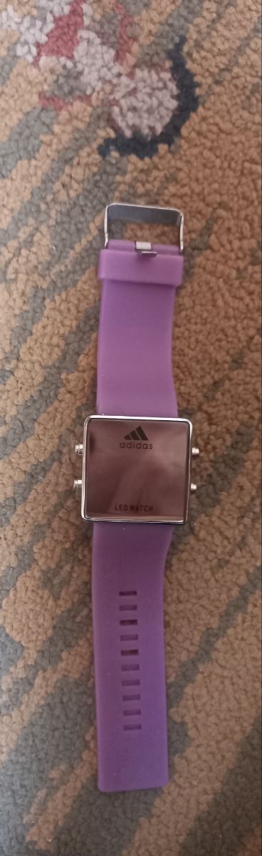 Reloj de adidas con la correa morada. Pantalla led