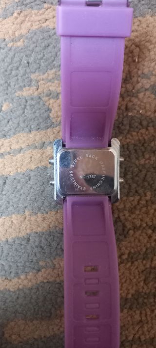 Reloj de adidas con la correa morada. Pantalla led