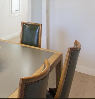 4 sillas comedor roble macizo con patas torneadas.