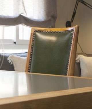4 sillas comedor roble macizo con patas torneadas.