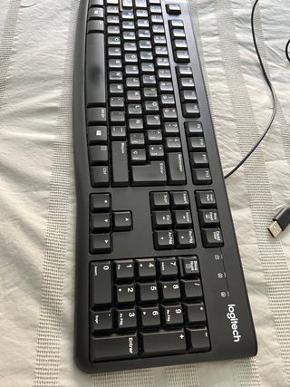 Trust Webcam + ratón HP + teclado Logitech