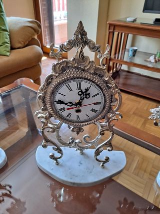 Reloj y candelabros antiguos