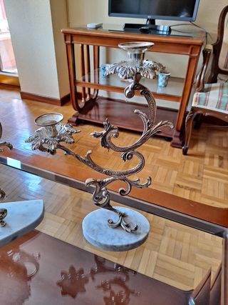 Reloj y candelabros antiguos