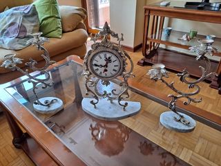 Reloj y candelabros antiguos