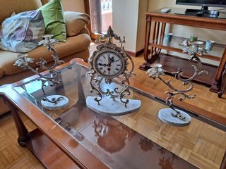 Reloj y candelabros antiguos
