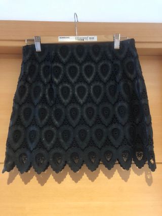 Minifalda Negra con Adornos de Cuero