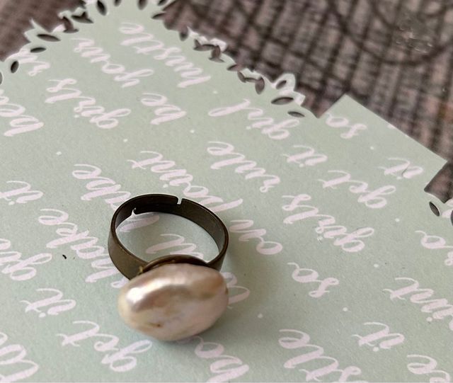 Anillo perla blanca plana barroca