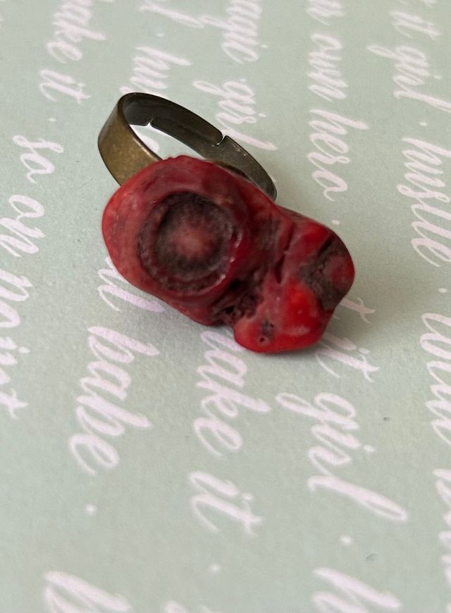 Anillo de coral rojo barroco