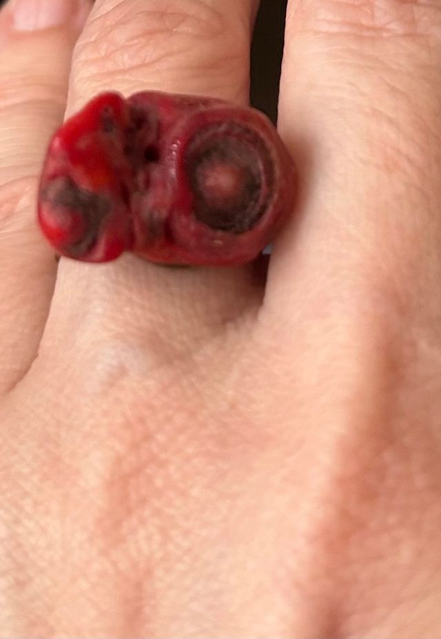 Anillo de coral rojo barroco