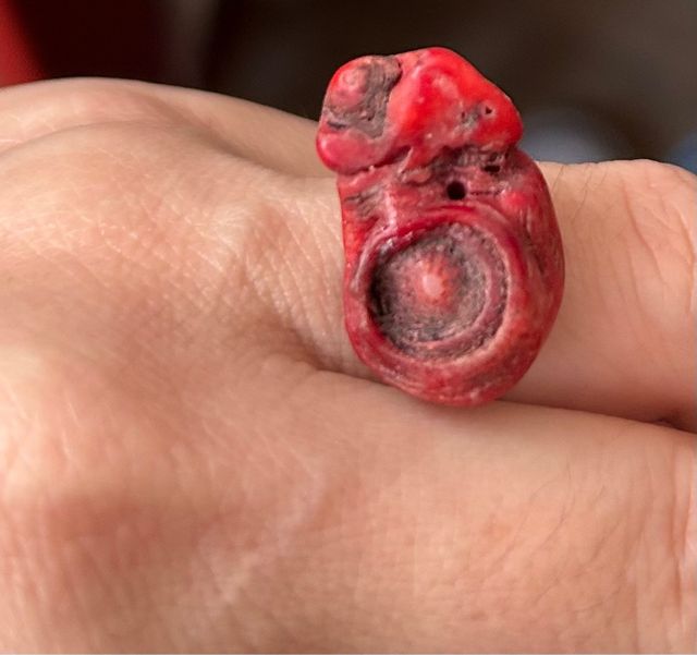 Anillo de coral rojo barroco