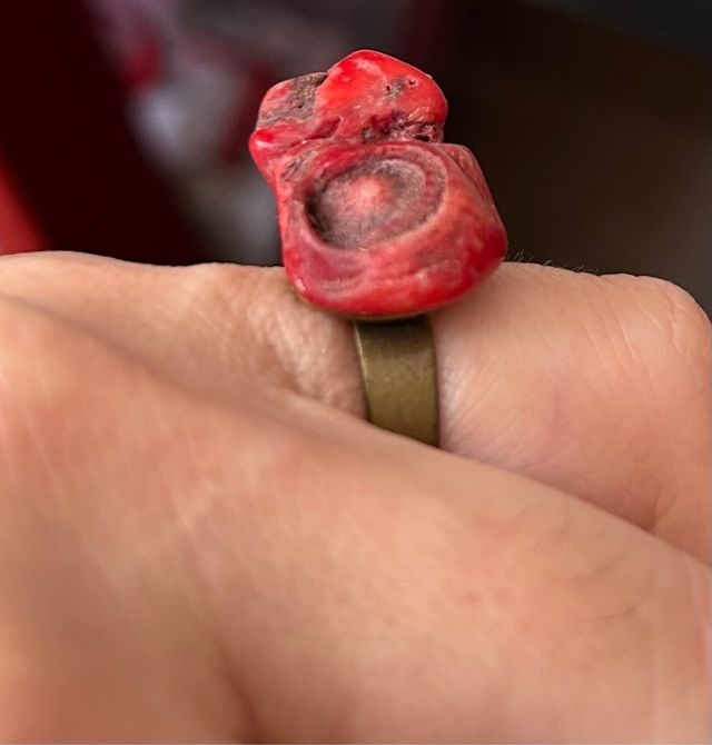 Anillo de coral rojo barroco