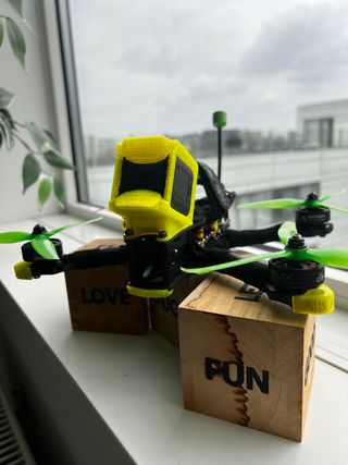 Dron FPV con accesorios