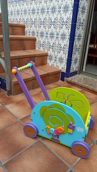 Andador de madera y carrito