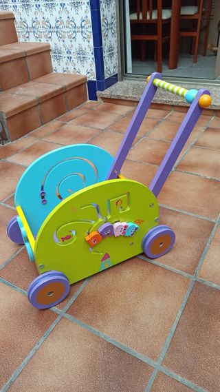 Andador de madera y carrito