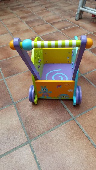 Andador de madera y carrito