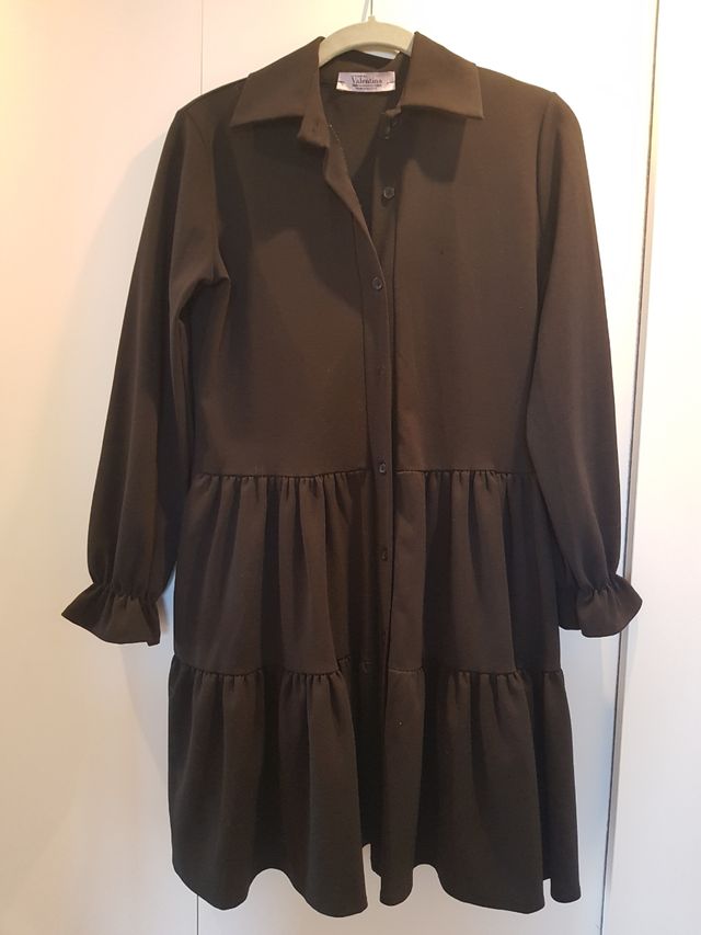 Vestido camisero negro.