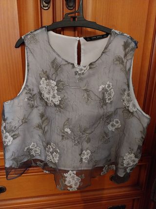Top corto de Zara.