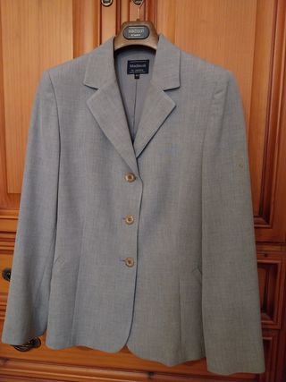 Traje chaqueta gris perla.