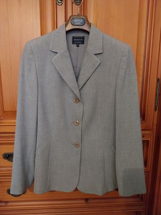 Traje chaqueta gris perla.