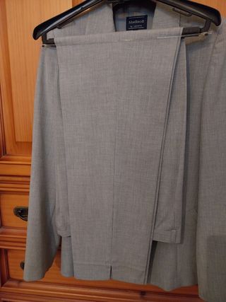 Traje chaqueta gris perla.