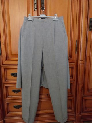 Traje chaqueta gris perla.