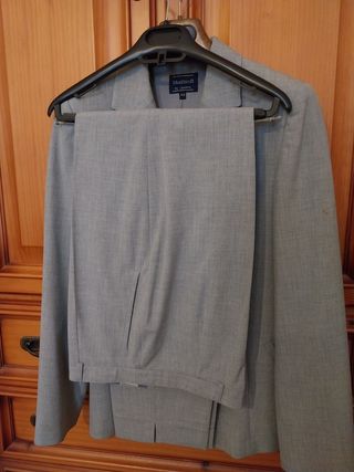 Traje chaqueta gris perla.