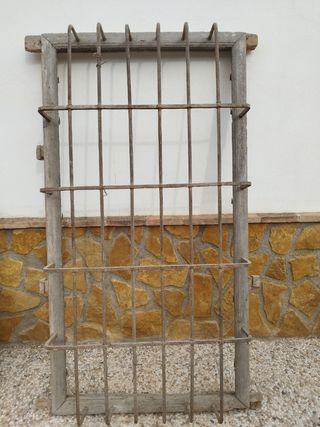 reja antigua con marco madera