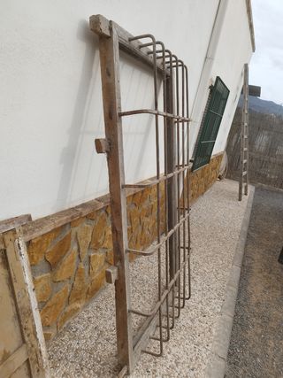 reja antigua con marco madera