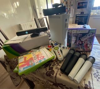 X-Box 360 +Kinect +4 mandos +4 micros+8 juegos