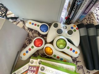 X-Box 360 +Kinect +4 mandos +4 micros+8 juegos