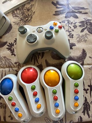 X-Box 360 +Kinect +4 mandos +4 micros+8 juegos