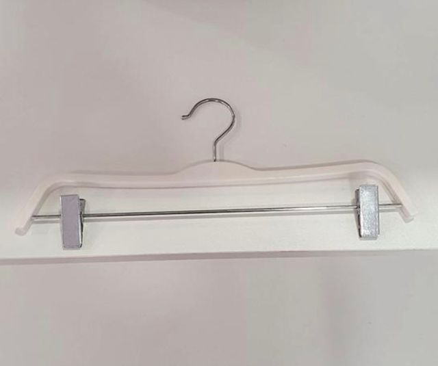 PERCHA PINZAS LACADA COLOR BLANCO