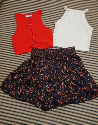 Minifalda pantalón negra y dos tops. Breshka