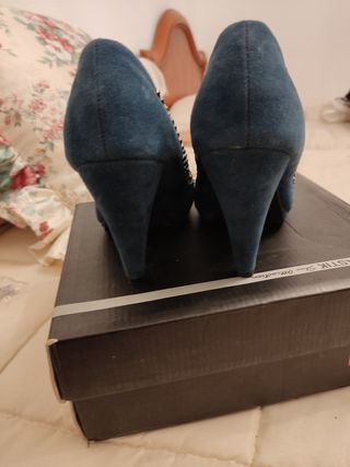 Zapatos tacón de ante azul y bolso