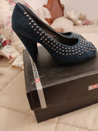 Zapatos tacón de ante azul y bolso