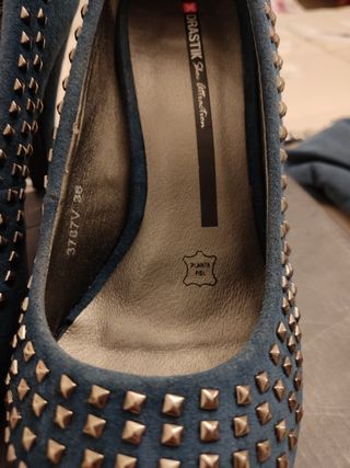 Zapatos tacón de ante azul y bolso