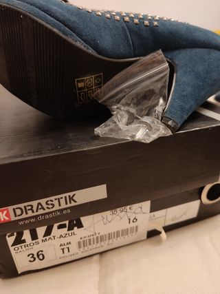 Zapatos tacón de ante azul y bolso