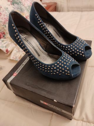 Zapatos tacón de ante azul y bolso