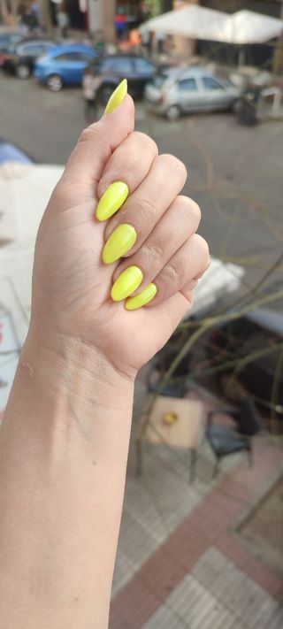 manicurista con experiencia en uñas acrílicas 