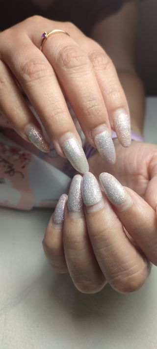 manicurista con experiencia en uñas acrílicas 