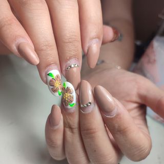 manicurista con experiencia en uñas acrílicas 