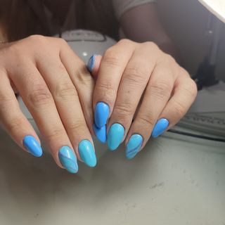 manicurista con experiencia en uñas acrílicas 