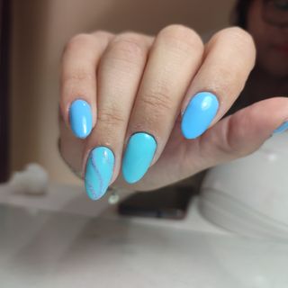manicurista con experiencia en uñas acrílicas 