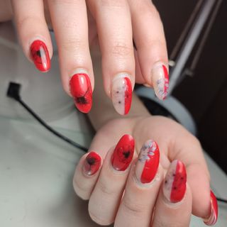 manicurista con experiencia en uñas acrílicas 