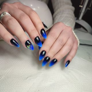 manicurista con experiencia en uñas acrílicas 