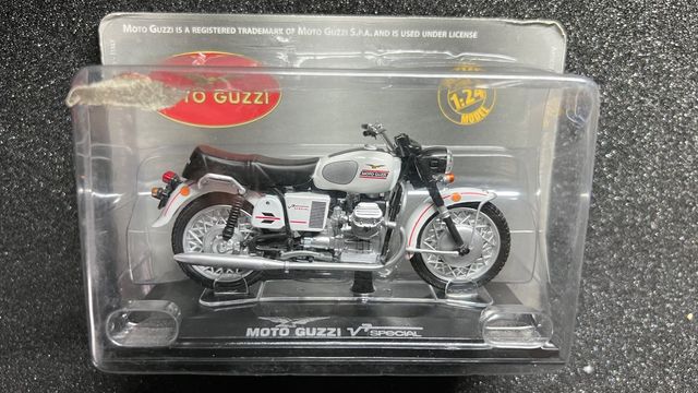 Moto Guzzi V7 Special, escala 1/24.