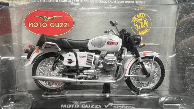 Moto Guzzi V7 Special, escala 1/24.