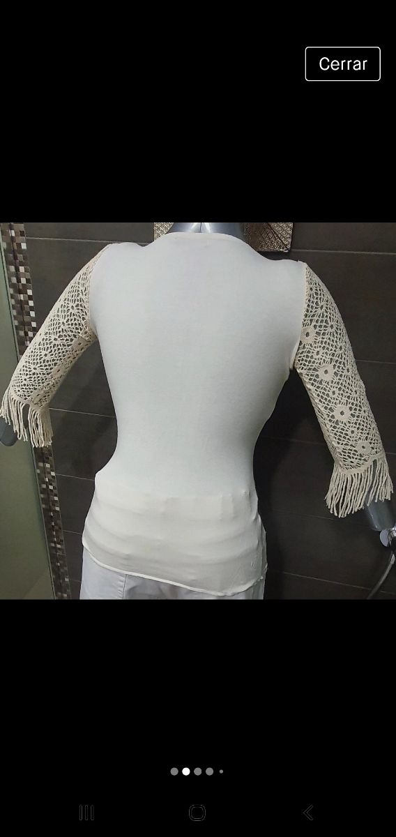 Camiseta con mangas de ganchillo y flecos.  Penélo