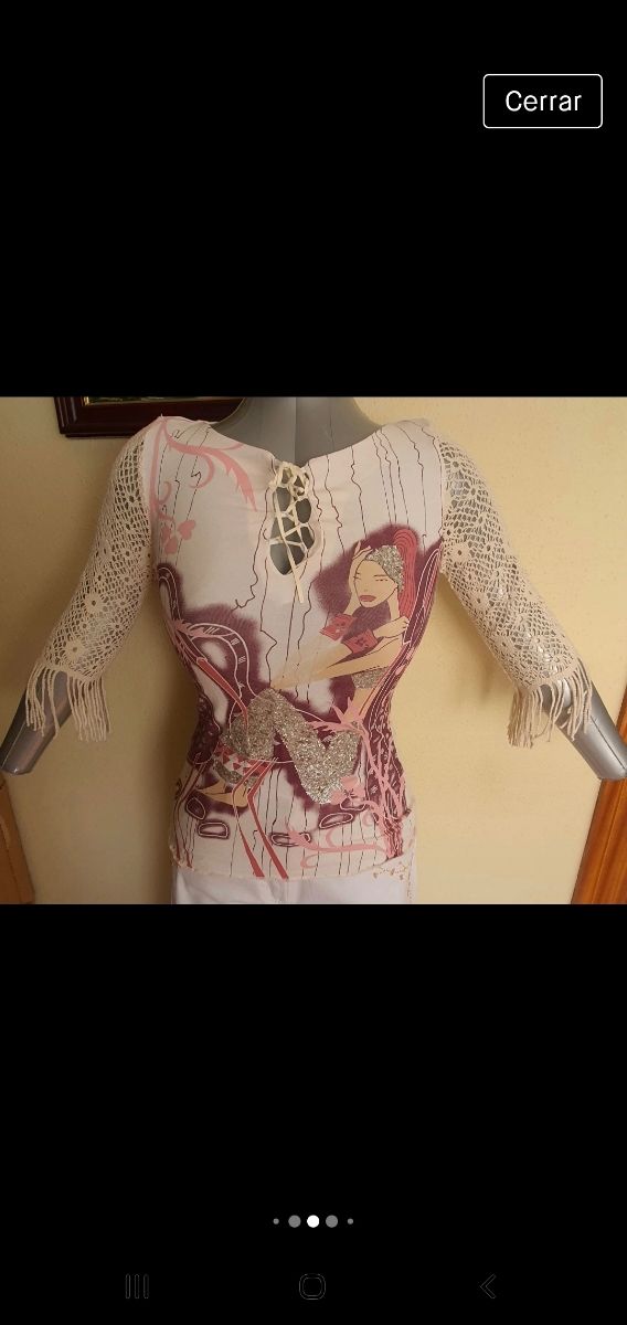 Camiseta con mangas de ganchillo y flecos.  Penélo