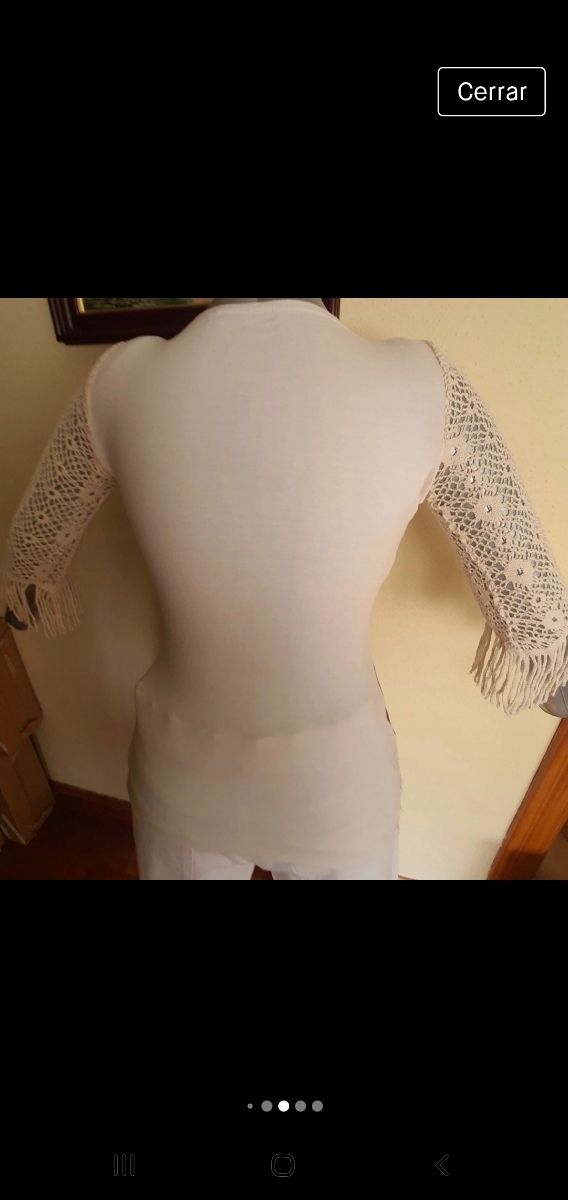 Camiseta con mangas de ganchillo y flecos.  Penélo